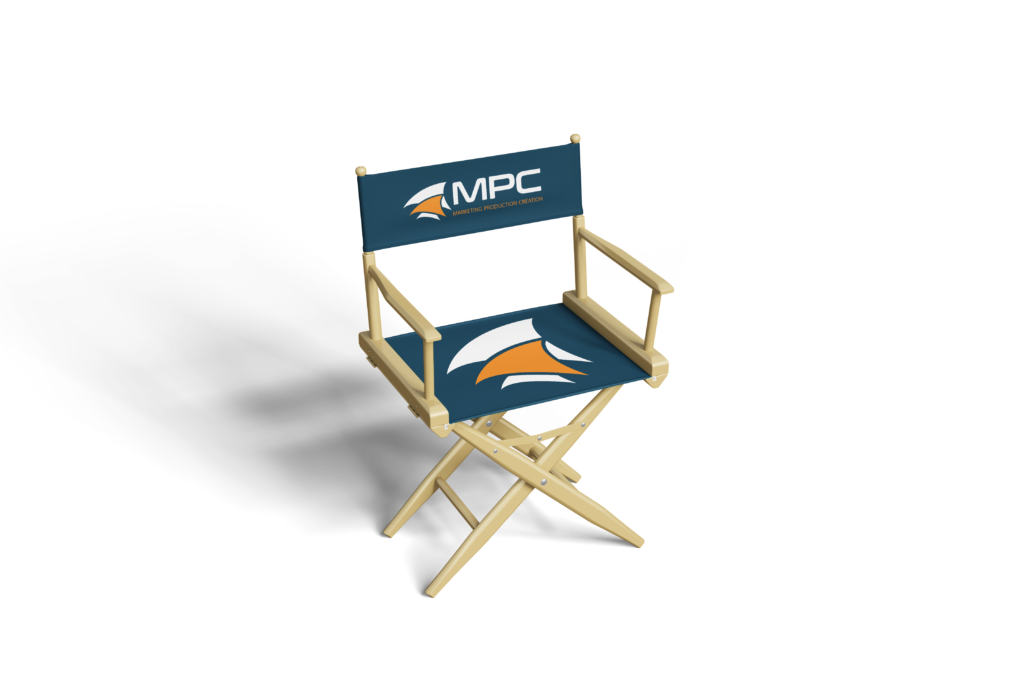 Chaise de réalisateur en bois clair avec assise et dossier en toile bleue portant le logo blanc et orange de "MPC Marketing Production Création".