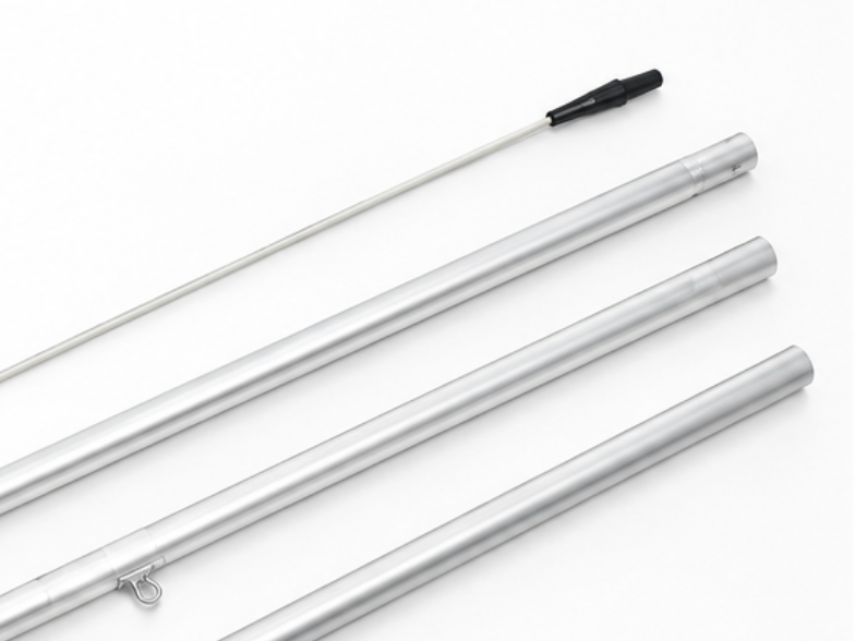 Kit de mât démontable pour drapeau publicitaire comprenant trois tubes rigides en aluminium argenté et un long scion flexible supérieur blanc et noir, disposés horizontalement sur fond blanc.