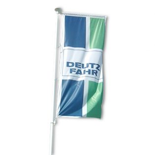 Oriflamme publicitaire verticale imprimée Deutz-Fahr installée sur un mât blanc à potence.