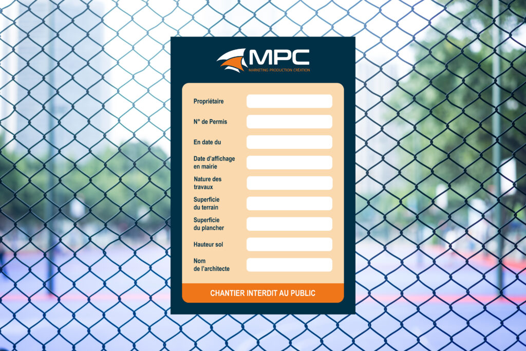 Panneau de permis de construire personnalisé aux couleurs de MPC, fixé sur un grillage de chantier avec un arrière-plan urbain flouté.