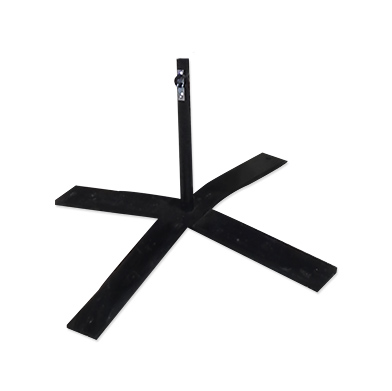 Pied en croisillon lourd métallique noir pour drapeau publicitaire, avec quatre branches plates en acier et une tige de fixation verticale centrale, isolé sur fond blanc.