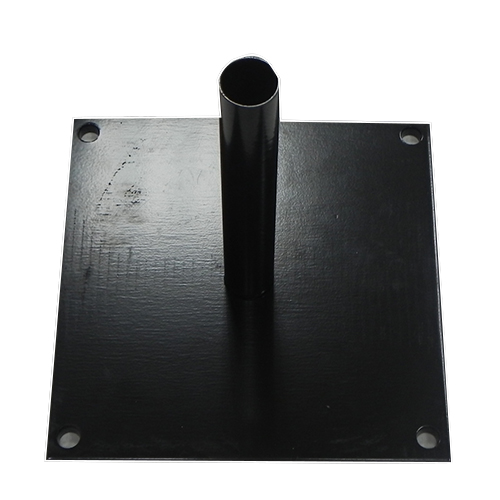 Platine métallique carrée noire de 6 kg servant de pied de fixation pour drapeau publicitaire ou oriflamme, avec un tube central et quatre perforations d'angle.
