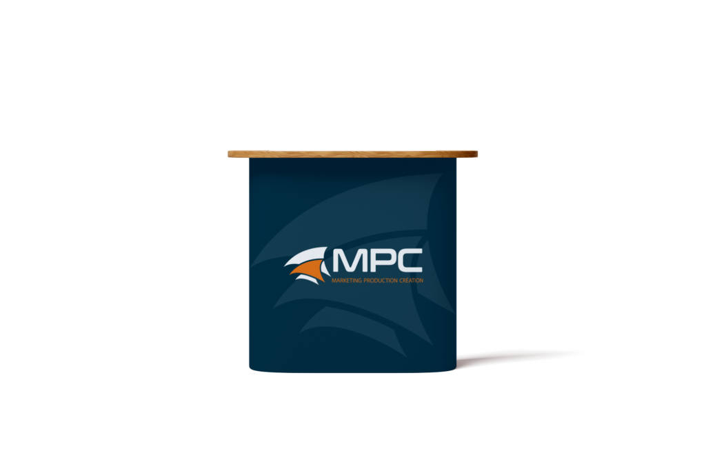 Comptoir d'accueil événementiel bleu marine avec plateau en bois, affichant le logo "MPC Marketing Production Création".