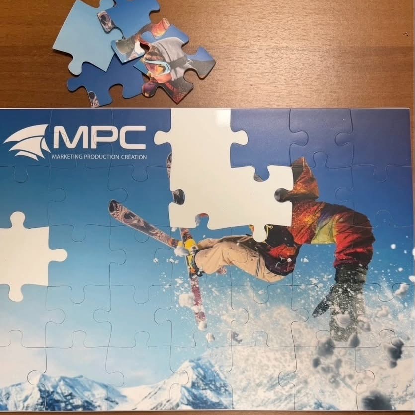 Puzzle magnétique personnalisé avec impression d'un skieur en pleine descente et logo d'entreprise, illustrant un support de communication sur mesure.