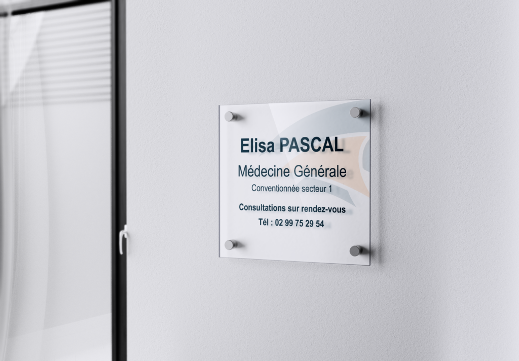 Plaque professionnelle en plexiglas fixée au mur pour un cabinet de médecine générale