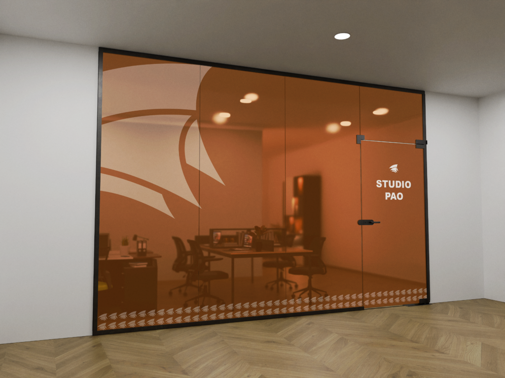 Rendu 3D d'une cloison vitrée orange avec vitrophanie 'Studio Pao', logo et motif décoratif, donnant sur un espace de bureau PAO et chaises.