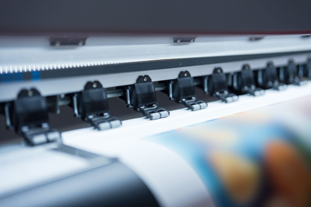 Imprimante grand format en fonctionnement pour l’impression de supports de communication